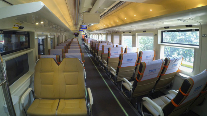 Interior rangkaian kereta api ekonomi premium
