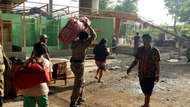 Sejumlah warga dan petugas membereskan bedeng Kalijodo