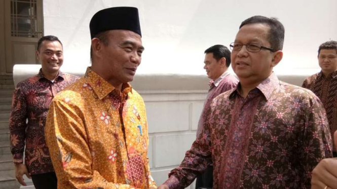Mendikbud Muhajir Effendy (kiri)