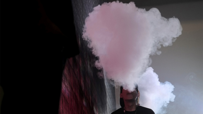 Ilustrasi menghisap vape atau rokok elektrik.