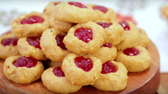 Kue kacang stroberi.
