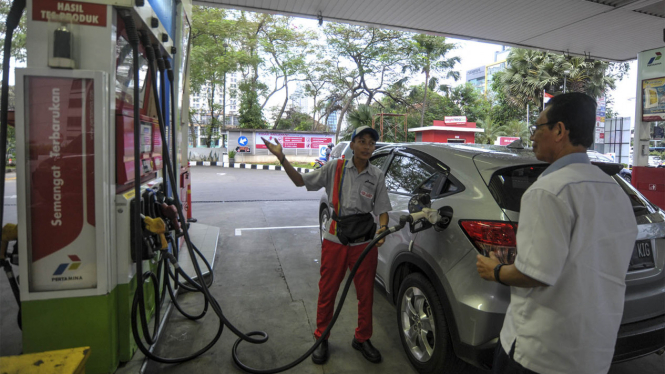 Mobil mengisi BBM di SPBU.
