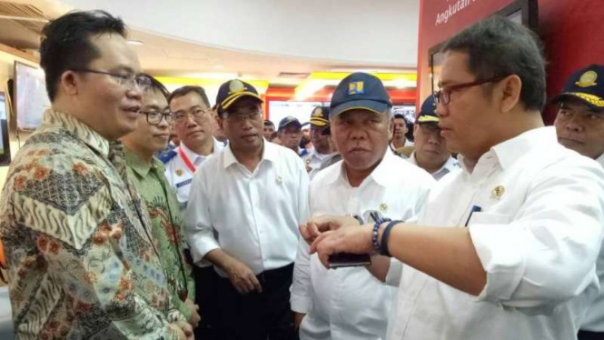Tiga menteri bersama CEO Kudo Albert (kedua kiri).