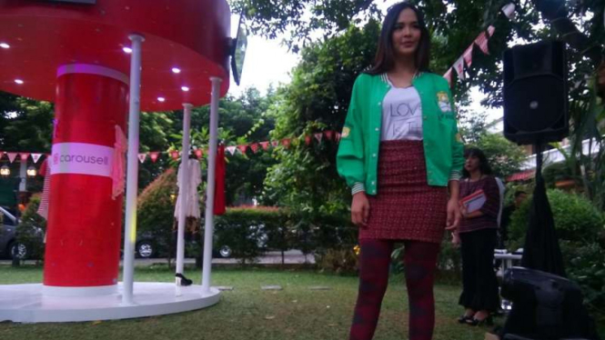 Model dengan busana preloved