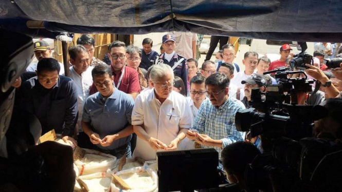Menteri Perdagangan, Menteri Pertanian dan Gubernur DKI sidak pasar, Sabtu, 17 Juni 2017.