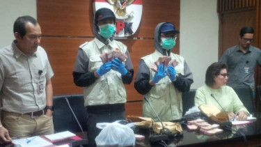 KPK menggelar konferensi pers penangkapan Ketua DPRD Kota Mojokerto