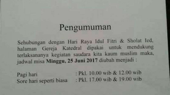 Foto poster pengumuman Gereja Katedral di Jakarta tentang perubahan jadwal misa pada Minggu pagi demi memberikan kesempatan bagi muslim untuk melaksanakan salat Idul Fitri.