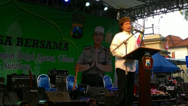 Emha Ainun Najib atau Cak Nun saat bertausiah di Markas Polrestabes Surabaya, Jawa Timur, pada Minggu, 18 Juni 2017.