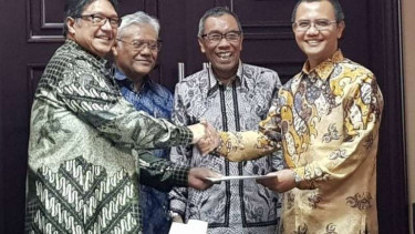 Sekjen Kemenag Nur Syam (dua dari kanan) saksikan penerimaan Keppres BPKH