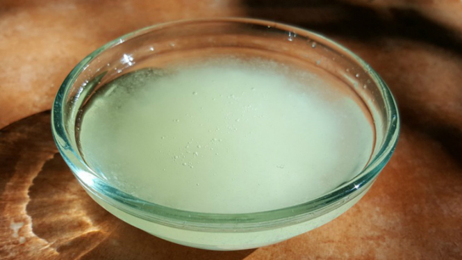 Minyak kelapa.
