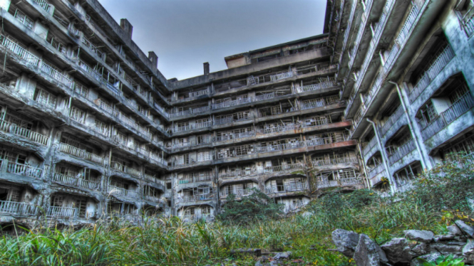 Salah satu bangunan di Pulau Hashima, Jepang.