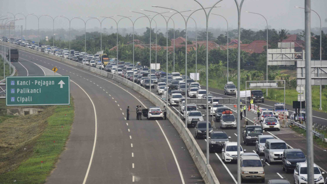 Kemacetan Panjang di Pintu Masuk Tol Brebes-Batang
