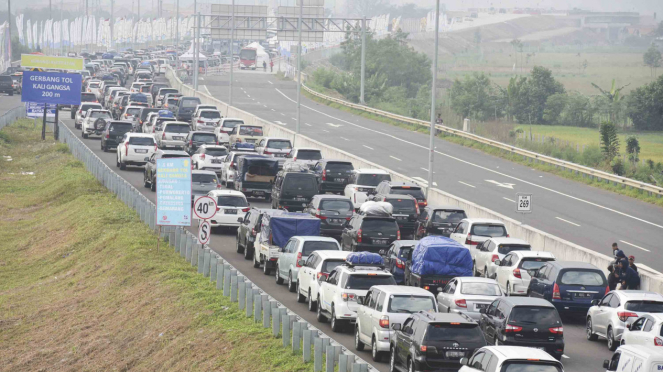 Kemacetan Panjang di Pintu Masuk Tol Brebes-Batang