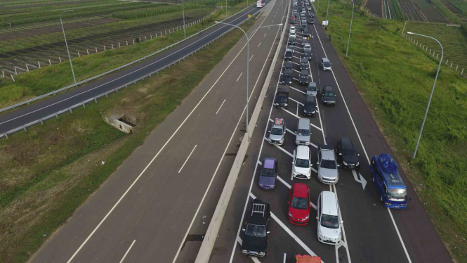 Kemacetan Panjang di Pintu Masuk Tol Brebes-Batang