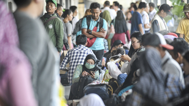 H-4 Stasiun Senen Terus Dipenuhi Pemudik