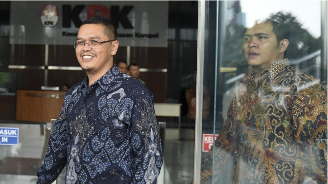 Yudi Widiana (kiri) saat diperiksa KPK.