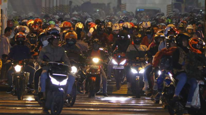 Ilustrasi pemudik menggunakan motor.