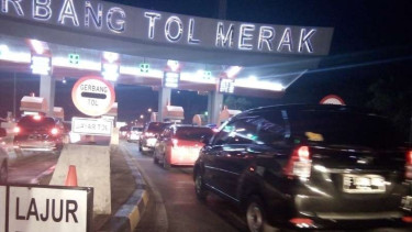 Kondisi puncak arus mudik di Gerbang Tol Merak, Kamis malam, 22 Juni 2017.