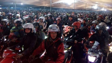 Antrean Pemudik Motor di Tol Merak