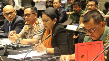 Menlu bersama Kapolri dan Panglima TNI di Manila, dalam pertemuan trilateral dengan  Malaysia dan Filipina membahas soal ISIS di Marawi, Filipina.