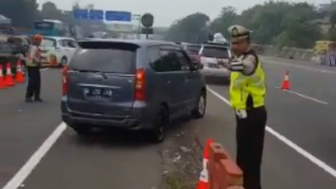 Contra flow di jalan tol 