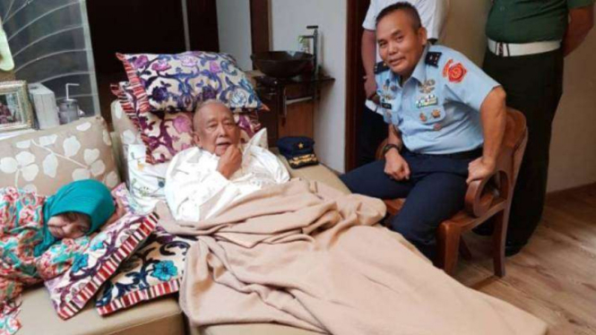 Mantan Pangdam Siliwangi, Solihin GP (tengah berbaring).