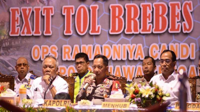 Kapolri Jenderal Tito Karnavian meninjau arus mudik di tol Brebes-Gringsing