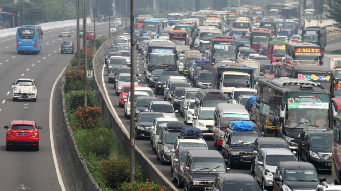 Ilustrasi kepadatan kendaraan di ruas tol Cikampek