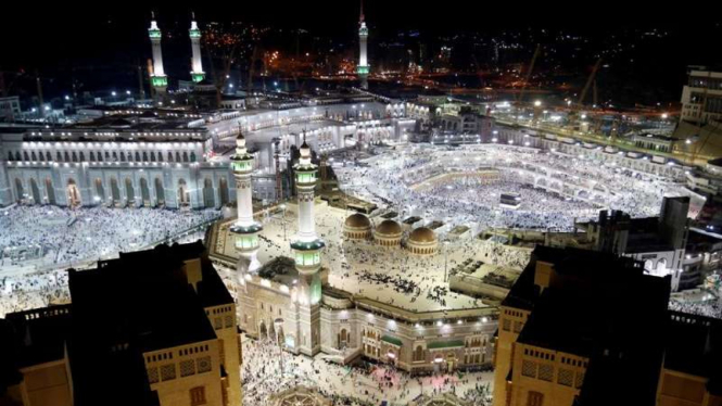 Masjidil Haram di Kota Mekkah pada malam hari. 