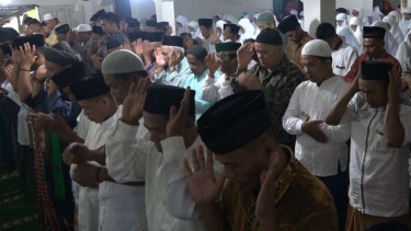 Jemaah Tarekat Naqsabandiyah Melaksanakan Salat Id.