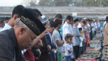 Suasana Salat Idul Adha di lokasi pengungsian banjir bandang Garut