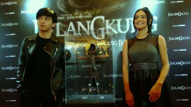 Amanda Rawless (paling kanan)