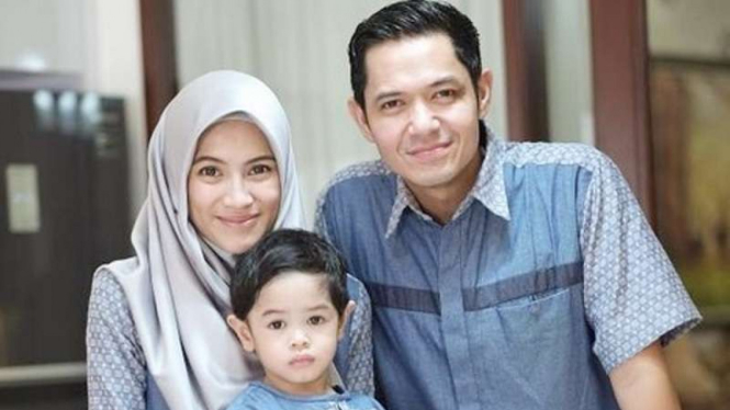 Dude Harlino bersama istri 