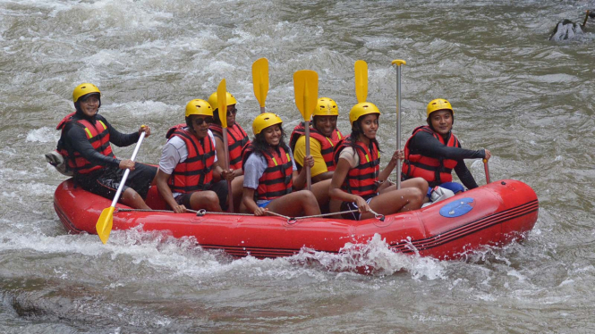 Barack Obama dan keluarga bermain Arung Jeram di Bali. 