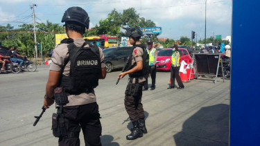 Pasukan Brimob berjaga di tol darurat Brebes-Gringsing.
