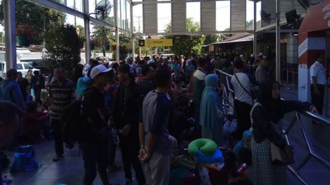 Pemudik H+3 di Stasiun Pasar Senen, Jakarta Pusat.