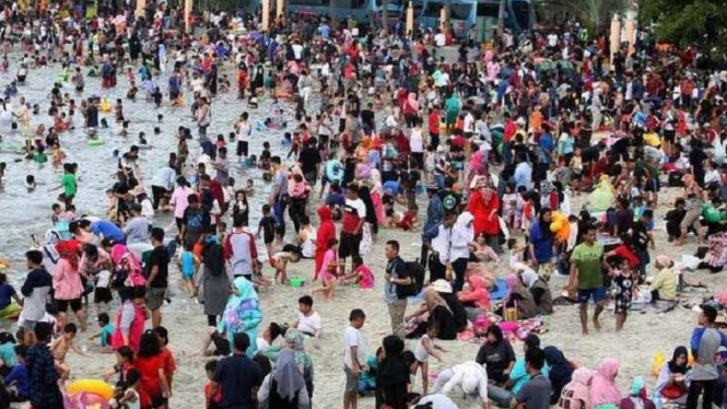 Ilustrasi wisatawan padati pantai Ancol
