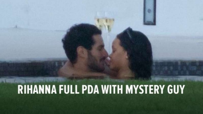 Rihanna bermesraan bersama lelaki misterius