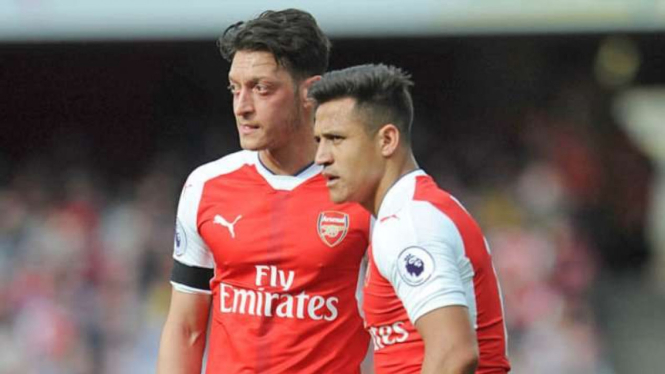 Mesut Oezil dan Alexis Sanchez (kanan)