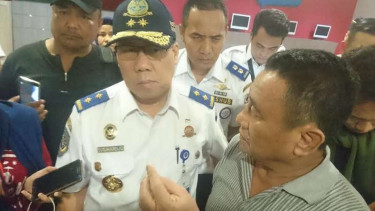 Romeo Hutabarat saat mengadukan travel liar ke Sugihardjo di Pulo Gebang.