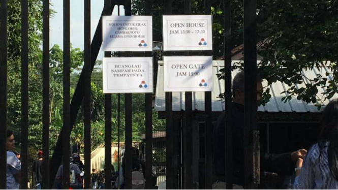 Acara open house di rumah Iwan Fals