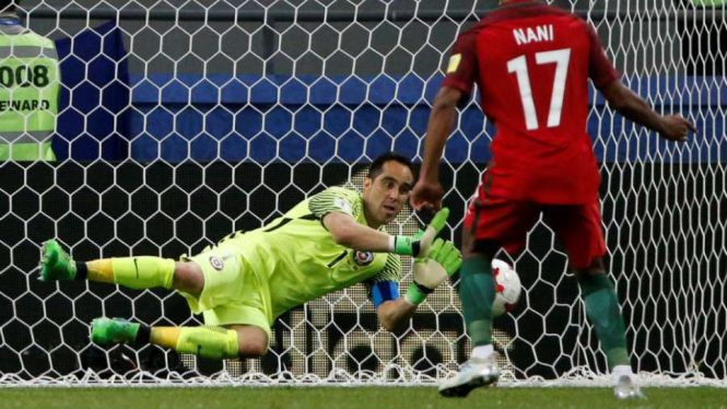 Aksi kiper timnas Chile, Claudio Bravo menepis tendangan penalti.