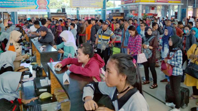 Kepadatan di loket tiket pejalan kaki Pelabuhan Bakauheni Lampung.
