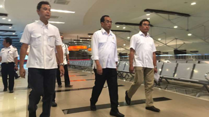 Menteri Perhubungan Budi Karya Sumadi (tengah).