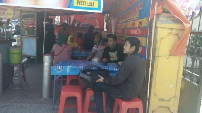 Pengunjung warung lesehan di Malioboro, Yogyakarta