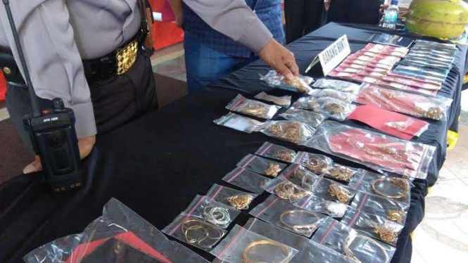 Barang bukti emas dan uang tunai milik tersangka jaringan pencurian toko emas  