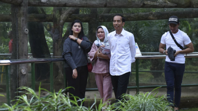 Presiden Joko Widodo bersama keluarga berlibur ke Ragunan saat libur idul fitri 2017