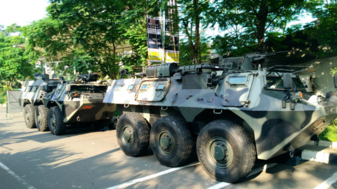 Dua panser Anoa jaga mal Kota Kasablanka jelang kedatangan Obama