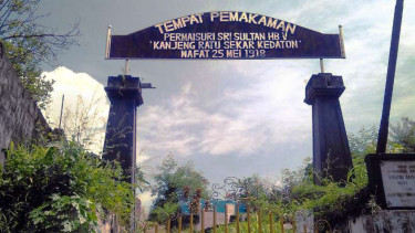 Makam Permaisuri dan Pangeran Sri Sultan HB V di Manado, Sulawesi Utara.