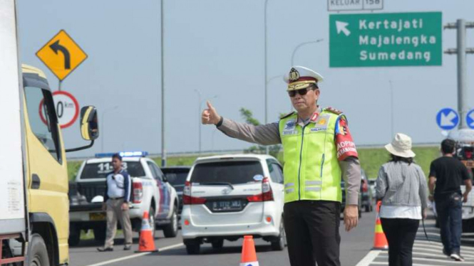 Polisi mengatur lalu lintas/Ilustrasi.